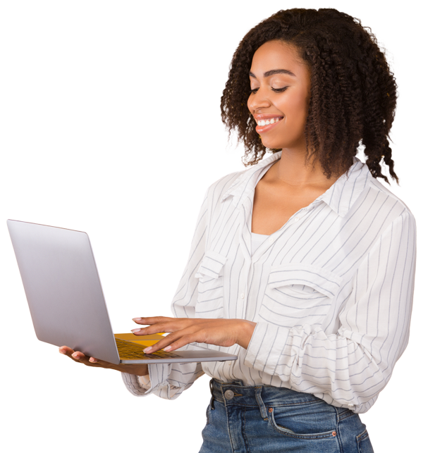 Jeune femme souriante utilisant un ordinateur portable pour apprendre ou travailler en ligne