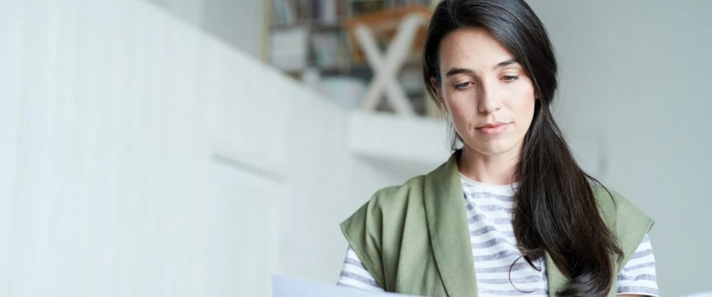 Femme qui lit des documents