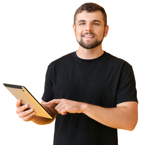 Jeune homme souriant utilisant une tablette numérique pour apprendre ou consulter des informations en ligne