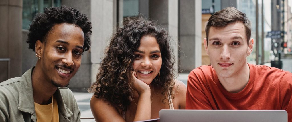 Etudiant révisent ensemble