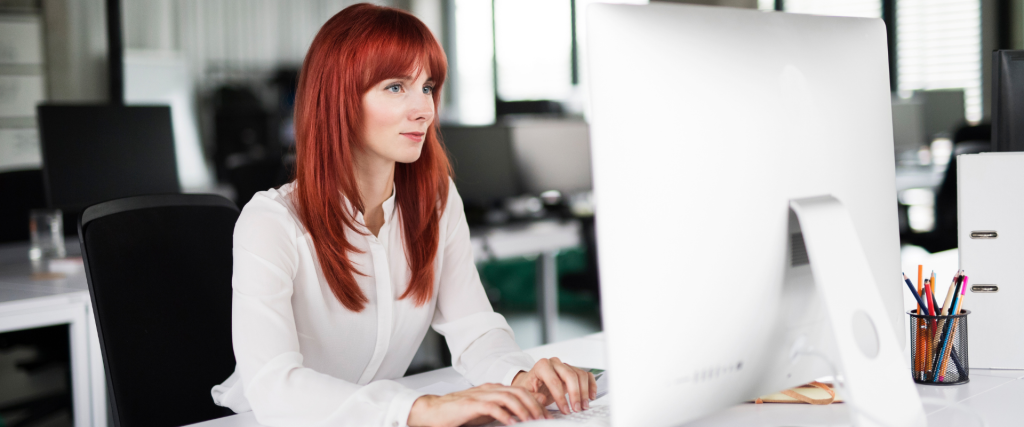 Femme qui travaille sur un ordinateur dans un espace de travail